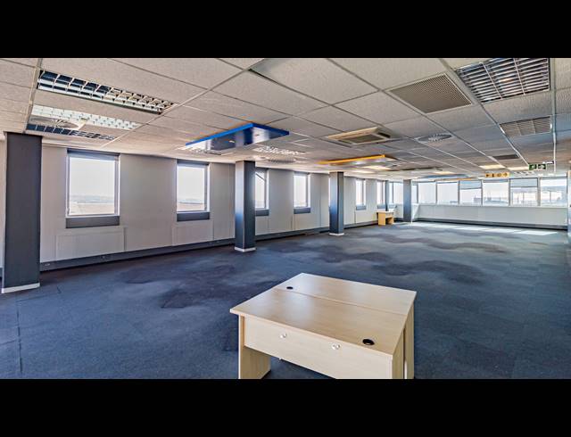 1,100M² OFFICE TO LET IN FERNDALE